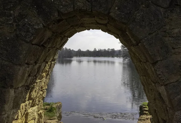 Stowe, Buckinghamshire, Birleşik Krallık 'da Eleven Acre Lake görünümü