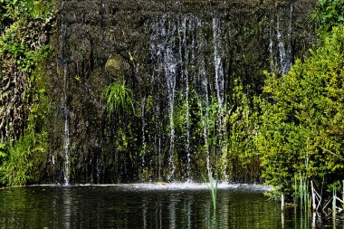 Stowe, Buckinghamshire, Birleşik Krallık'ta Sekizgen Gölü ile Onbir Acre Gölü arasındaki Çağlayan
