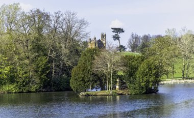 Gotik Tapınak veya Özgürlük Tapınağı ile Sekizgen Gölü Panoramik görünümü Stowe, Buckinghamshire, İngiltere 
