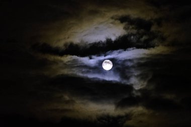 İngiltere üzerinde dolunay ile dramatik gece gökyüzü