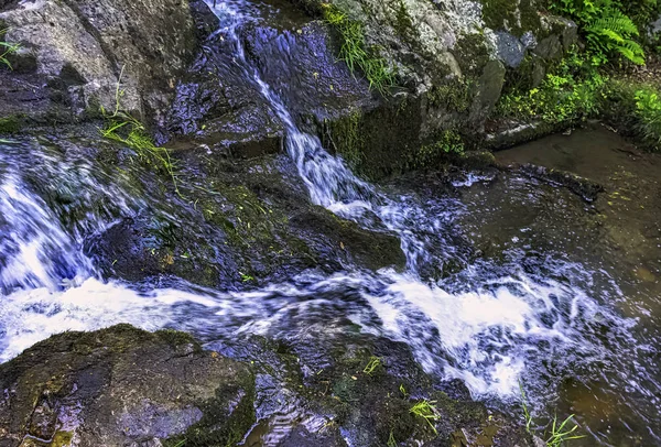 La Petite Cascade - Cance ve Canon nehirlerinin Küçük Şelalesi - Le Neufbourg, Normandiya, Fransa