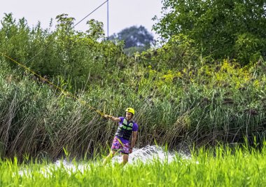 Bir gölde genç wakeboarding - Brwinow, Masovia, Polonya