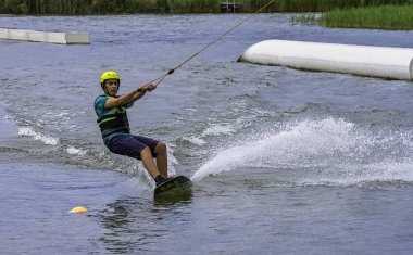 Bir gölde genç wakeboarding - Brwinow, Masovia, Polonya