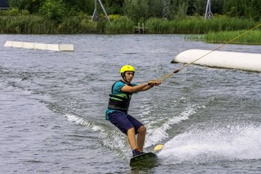 Bir gölde genç wakeboarding - Brwinow, Masovia, Polonya