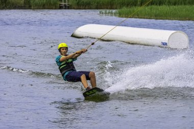 Bir gölde genç wakeboarding - Brwinow, Masovia, Polonya