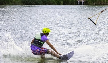 Bir gölde genç wakeboarding - Brwinow, Masovia, Polonya