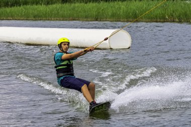 Bir gölde genç wakeboarding - Brwinow, Masovia, Polonya