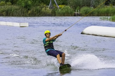 Bir gölde genç wakeboarding - Brwinow, Masovia, Polonya