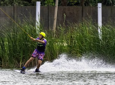 Bir gölde genç wakeboarding - Brwinow, Masovia, Polonya