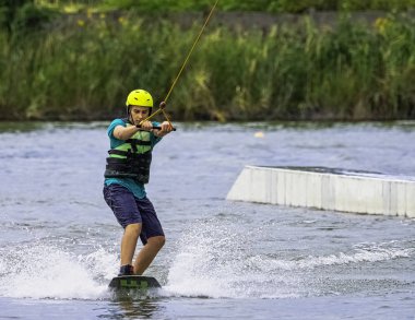 Bir gölde genç wakeboarding - Brwinow, Masovia, Polonya