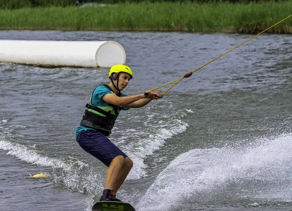 Bir gölde genç wakeboarding - Brwinow, Masovia, Polonya