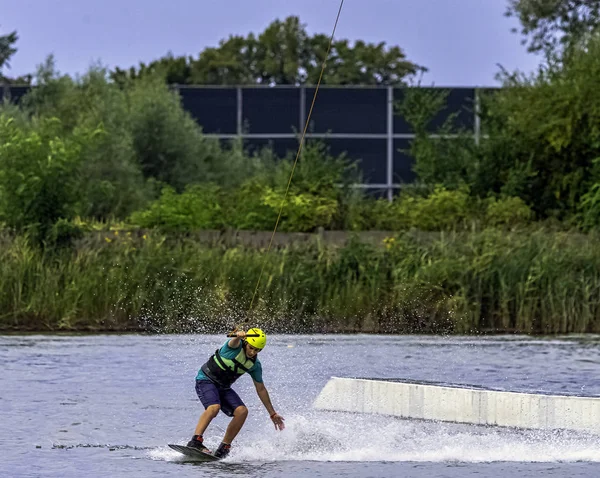 Nastolatek Wakeboarding Jeziorze Brwinow Mazowieckie Polska — Zdjęcie stockowe