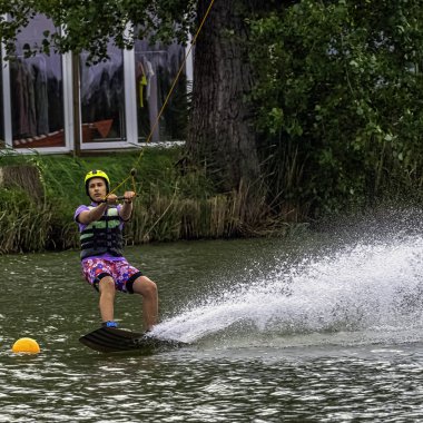 Bir gölde genç wakeboarding - Brwinow, Masovia, Polonya