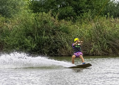 Bir gölde genç wakeboarding - Brwinow, Masovia, Polonya