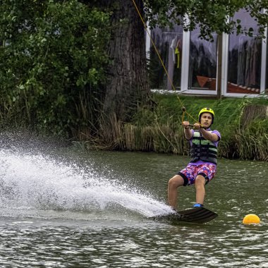 Bir gölde genç wakeboarding - Brwinow, Masovia, Polonya