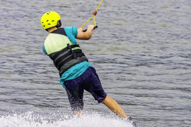Bir gölde genç wakeboarding - Brwinow, Masovia, Polonya