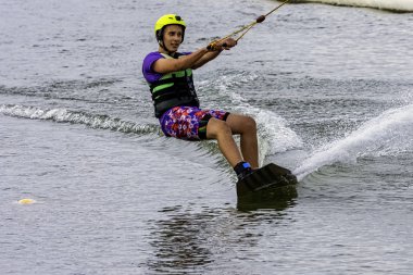 Bir gölde genç wakeboarding - Brwinow, Masovia, Polonya
