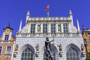 Artus Court girişinin önündeki Neptün Çeşmesi - Long Market, Gdansk, Tricity, Pomerania, Polonya 26 Ağustos 2019