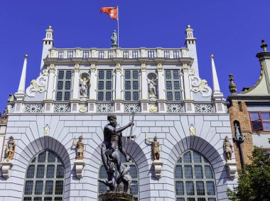 Artus Court girişinin önündeki Neptün Çeşmesi - Long Market, Gdansk, Tricity, Pomerania, Polonya 26 Ağustos 2019