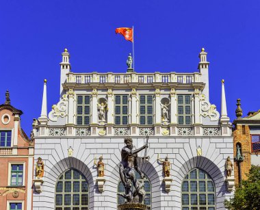 Artus Court girişinin önündeki Neptün Çeşmesi - Long Market, Gdansk, Tricity, Pomerania, Polonya 26 Ağustos 2019