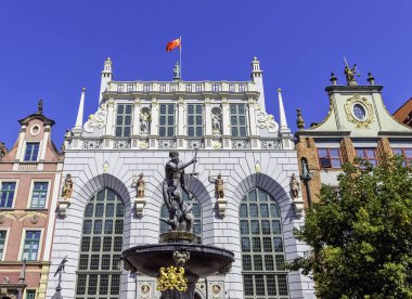 Artus Court girişinin önündeki Neptün Çeşmesi - Long Market, Gdansk, Tricity, Pomerania, Polonya 26 Ağustos 2019