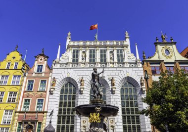 Artus Court girişinin önündeki Neptün Çeşmesi - Long Market, Gdansk, Tricity, Pomerania, Polonya 26 Ağustos 2019