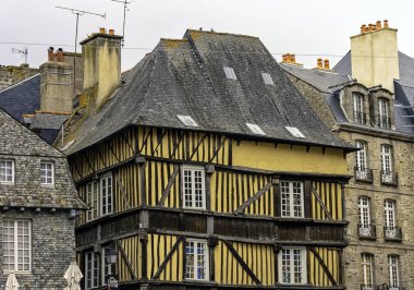 29 Mayıs 2019 'da Dinan, Brittany' deki Old Town 'un klasik mimarisi