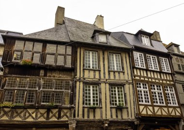 29 Mayıs 2019 'da Dinan, Brittany' deki Old Town 'un klasik mimarisi