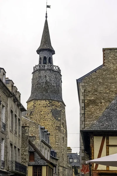 Ulica Dinan Zabytkową Architekturą Wieżą Zegarową Starego Kościoła Dinan Bretania — Zdjęcie stockowe