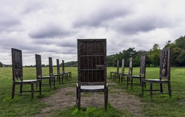 12 bronz sandalye - Birleşik Krallık 'ın Runnymede şehrinde 20 Ekim 2019' da Hew Locke tarafından yapılan jüri çalışması
