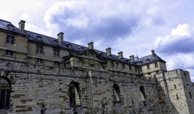 Chateau de Vincennes-Vincennes kasabasında büyük 14 ve 17th century Fransız Kraliyet Kalesi, Val-de-Marne, Fransa 26 Mayıs 2019