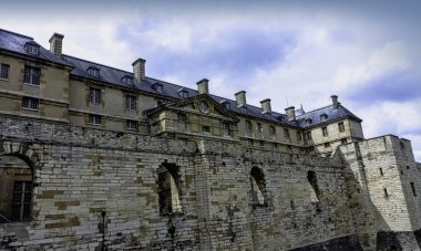 Chateau de Vincennes-Vincennes kasabasında büyük 14 ve 17th century Fransız Kraliyet Kalesi, Val-de-Marne, Fransa 26 Mayıs 2019