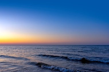 Lubiatowo, Pomerania, Polonya 'da Baltık Denizi üzerinde gün batımı
