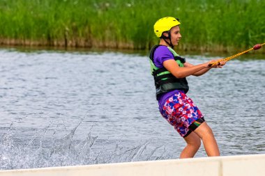 Bir gölde genç wakeboarding - Brwinow, Masovia, Polonya