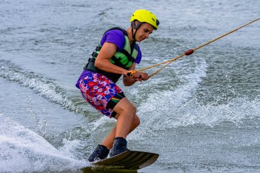 Bir gölde genç wakeboarding - Brwinow, Masovia, Polonya