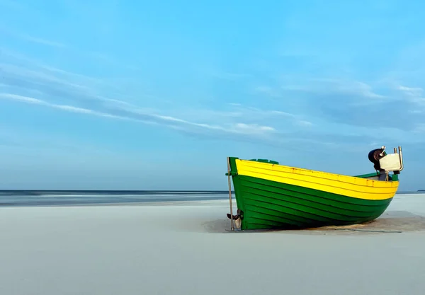 ポーランドのビーチで漁船 Debki Pomerania Poland — ストック写真