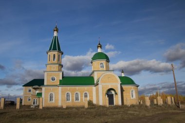 Çuvaşistan, Rusya'nın mavi gökyüzünün altında kilise ile manzara