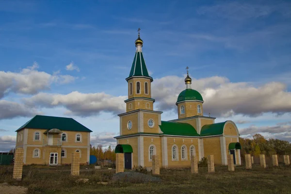 Höstlandskap Med Kyrka Blå Himmel Med Vita Moln Tjuvasjien Ryssland — Stockfoto