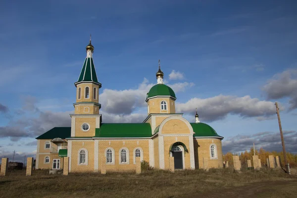 Peisaj Biserica Sub Cerul Albastru Din Chuvashia Rusia — Fotografie, imagine de stoc