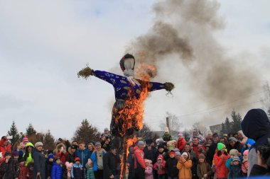 Shrovetide gününde şehir, Kanash içinde Çuvaşistan, Rusya Federasyonu - 8 Mart 2016 doldurulmuş yanan