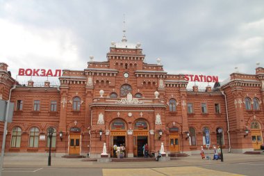 Bina, Kazan, Tataristan, Rusya Tren İstasyonu ana binadan heykel. Fotoğraf - 14 Ağustos 2018
