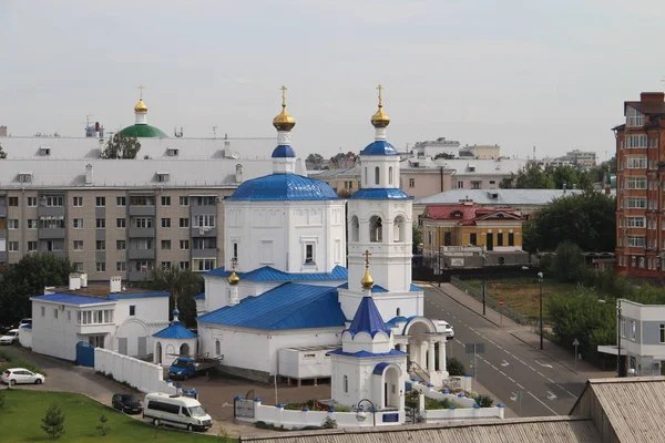 城市景观与教堂在喀山 塔塔斯坦 — 图库照片
