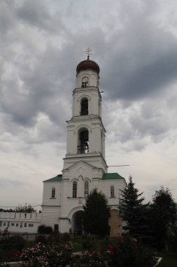 Çan kulesine Raifa, Tataristan, Rusya üzerinde bir fırtınalı gökyüzü manzara