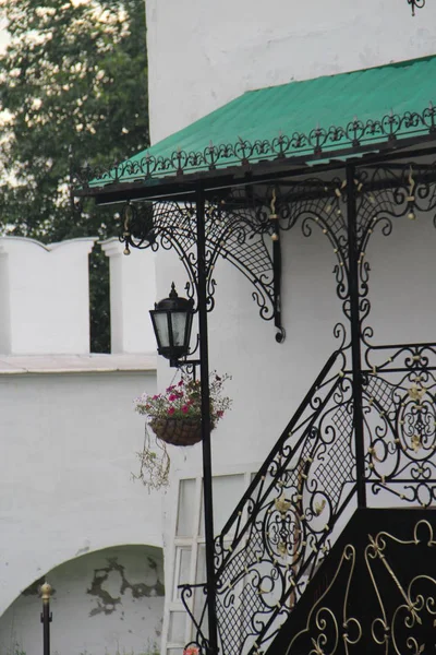 Hermoso Porche Forjado Decorado Con Una Linterna Flores — Foto de Stock