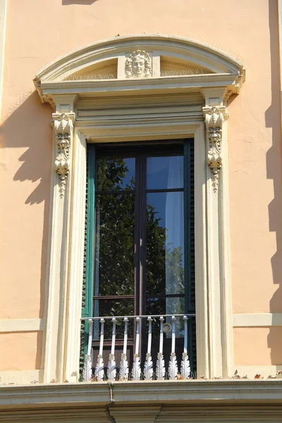 Décoration architecturale des fenêtres — Photo