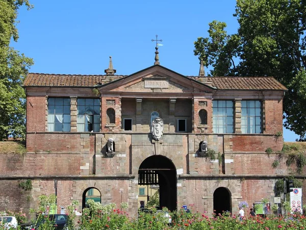 Fortaleza en la ciudad de Lucca, Italia — Foto de Stock