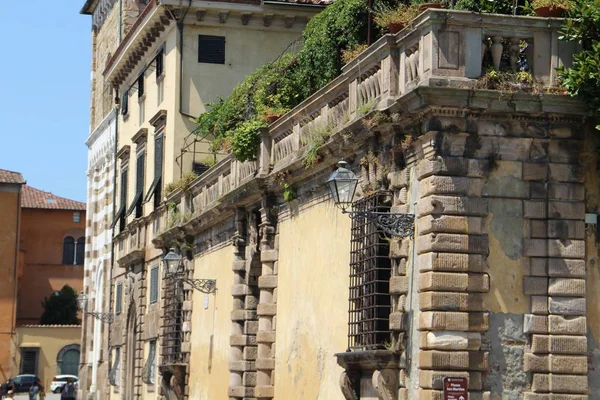 도시 루카 이탈리아에 랜 턴과 건축 — 스톡 사진