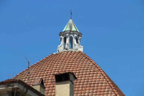 Tegole sul tetto dell'edificio a Lucca — Foto Stock