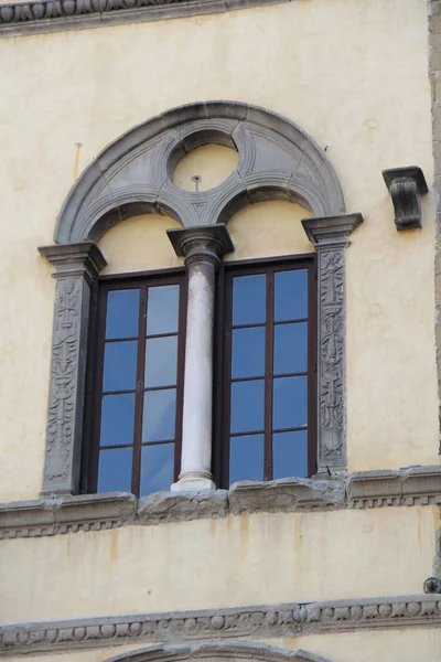 Arquitectura: un arco con columnas y una ventana del edificio — Foto de Stock