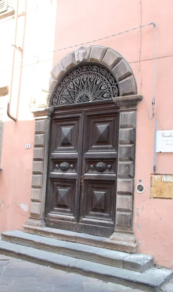 Monumental Door Building Lucca Italy Photo August 2015 — стоковое фото